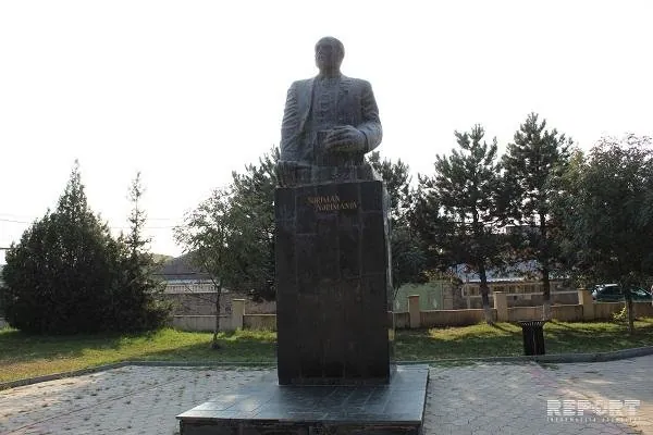 Памятник Нариману Нариманову вернули на место